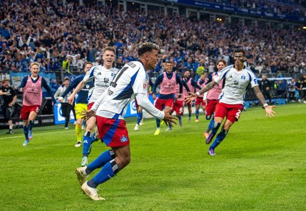 Fussball, Herren, Saison 2024 2025, 2. Bundesliga (33. Spieltag), Hamburger SV - SSV Ulm, v.l. Emir Sahiti (HSV), Ransford Königsdörffer (HSV), Davie Selke (HSV), Jubel nach Tor zum 2:1, 10.05. 2025,