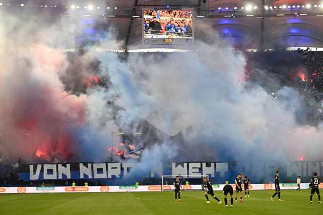 GER; 2. FBL,, Hamburger SV vs SSV Ulm 1846 10.05.2025, Volksparkstadion, Hamburg, GER; 2. FBL, Hamburger SV vs SSV Ulm 1846 im Bild der Hamburger Fanblock vor Spielbeginn Choreografie