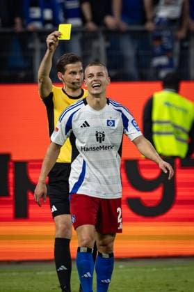 2. Fußball-Bundesliga: Hamburger SV vs. SSV Ulm 1846; 10.05.25 Gelb gegen William Mikelbrencis (Hamburger SV, Nr. 02) 2. Fußball-Bundesliga: Hamburger SV vs. SSV Ulm 1846, Volksparkstadion am 10.05.25