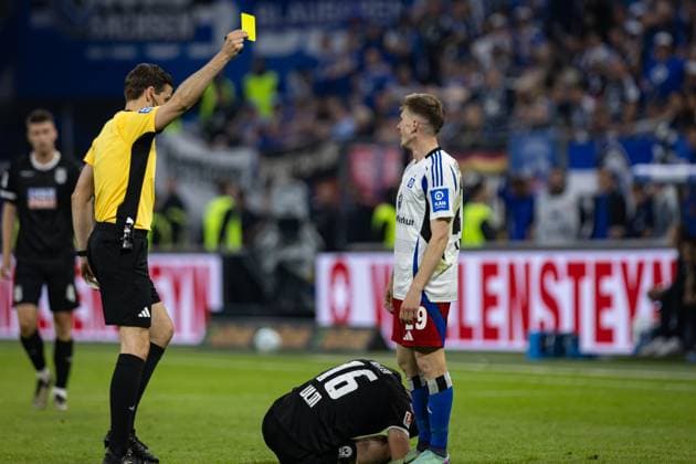 2. Fußball-Bundesliga: Hamburger SV vs. SSV Ulm 1846; 10.05.25 Gelbe Karte für Emir Sahiti (Hamburger SV, Nr. 29) 2. Fußball-Bundesliga: Hamburger SV vs. SSV Ulm 1846, Volksparkstadion am 10.05.25