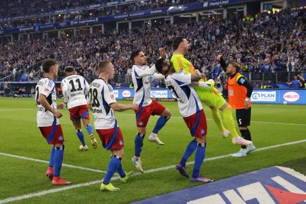 GER, xFSx ,Hamburg, HSV , 2. Bundesliga , Fussball, DFL, Hamburger SV vs SSV Ulm 1846 , im Hamburger Volksparkstadion , 10.05.2025 , v.l. Torwart Daniel Heuer Fernandes (Hamburger SV ,1) feiert den gehaltenen Strafstoss mit der Mannschaft DFL regulations prohibit any use of photographs as image sequences and or quasi-video.