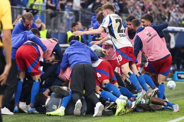 2. Bundesliga - Hamburger SV - SSV Ulm am 10.05.2025 im Volksparkstadion in Hamburg Jubel, Torjubel, Torschuetze, Torschütze Davie Selke (Hamburg 27) jubelt nach seinem Tor zum 3 zu 1 mit der Mannschaft