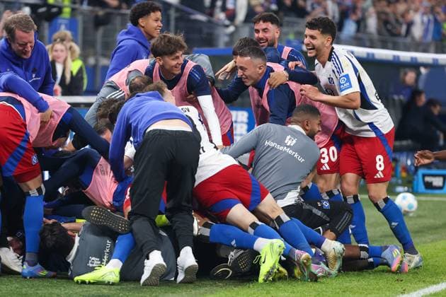 2. Bundesliga - Hamburger SV - SSV Ulm am 10.05.2025 im Volksparkstadion in Hamburg Jubel, Torjubel, Torschuetze, Torschütze Davie Selke (Hamburg 27) jubelt nach seinem Tor zum 3 zu 1 mit der Mannschaft