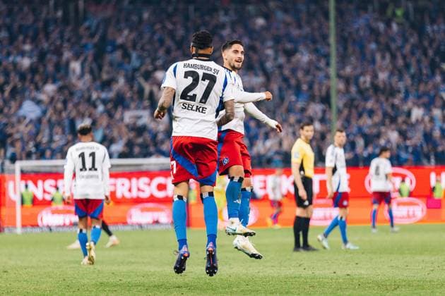 Fußball I Herren I Saison 2024-2025 I 2. Bundesliga I 33. Spieltag I Hamburger SV - SSV Ulm I 10.05.2025 Davie Selke (27, Hamburger SV) und Ludovit Reis (14, Hamburger SV) feiern das Tor. Hamburg Volksparkstadion Hamburg Deutschland