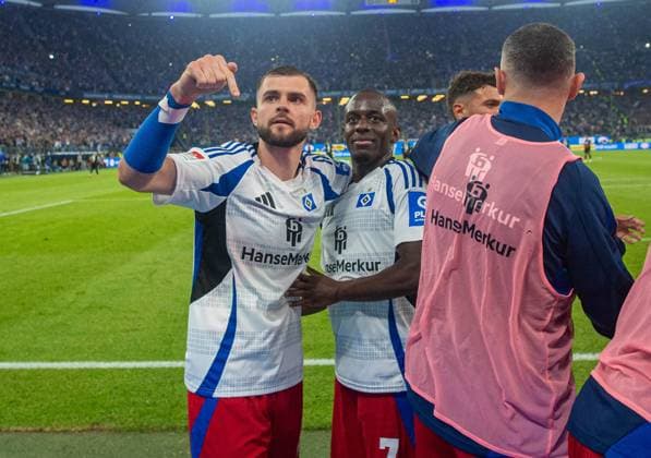 Fussball, Herren, Saison 2024 2025, 2. Bundesliga (33. Spieltag), Hamburger SV - SSV Ulm, v.l. Lukasz Poreba (HSV), Jean-Luc Dompe (HSV), Jubel nach Tor zum 2:1, 10.05. 2025,