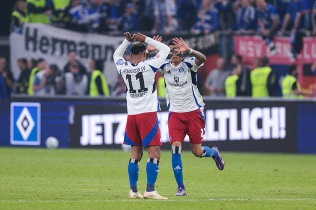 10.05.2025, 2. Bundesliga, 33. Spieltag, Hamburger SV - SSV Ulm 1846, v. l. Ransford Königsdörffer (Hamburger SV), Davie Selke (Hamburger SV) bejubeln das Tor zum 3:1, Hamburg Volksparkstadion Hamburg Deutschland xRHR-FOTO DEx