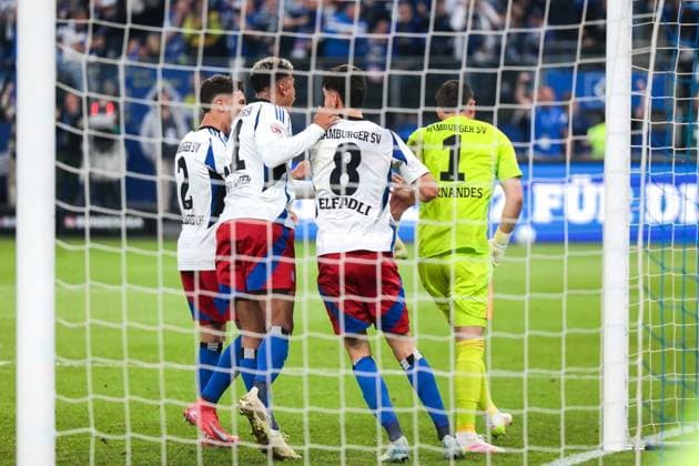 10.05.2025, 2. Bundesliga, 33. Spieltag, Hamburger SV - SSV Ulm 1846, Die Spieler des HSV bejubeln den parierten Elfmeter von Torwart Daniel Heuer Fernandes (Hamburger SV), Hamburg Volksparkstadion Hamburg Deutschland xRHR-FOTO DEx