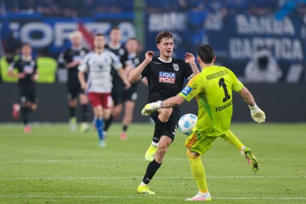 10.05.2025, 2. Bundesliga, 33. Spieltag, Hamburger SV - SSV Ulm 1846, v. l. Maurice Krattenmacher (SSV Ulm 1846), Torwart Daniel Heuer Fernandes (Hamburger SV), Hamburg Volksparkstadion Hamburg Deutschland xRHR-FOTO DEx