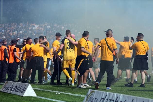 10.05.2025, xrekx, Fussball 3.Liga, SV Waldhof Mannheim - Dynamo Dresden v.l. Platzsturm Dynamo Fans Ultras, Polizei, Stefan Kutschke (SG Dynamo Dresden) feiert den Aufstieg in Liga 2 mit den Fans (DFL DFB REGULATIONS PROHIBIT ANY USE OF PHOTOGRAPHS as IMAGE SEQUENCES and or QUASI-VIDEO) Mannheim