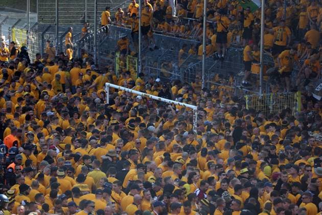 10.05.2025, xrekx, Fussball 3.Liga, SV Waldhof Mannheim - Dynamo Dresden v.l. Platzsturm Dynamo Ultras, Tor wird vor dem Gaesteblock zerstoert (DFL DFB REGULATIONS PROHIBIT ANY USE OF PHOTOGRAPHS as IMAGE SEQUENCES and or QUASI-VIDEO) Mannheim