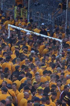 10.05.2025, xrekx, Fussball 3.Liga, SV Waldhof Mannheim - Dynamo Dresden v.l. Platzsturm Dynamo Ultras, Tor wird vor dem Gaesteblock zerstoert (DFL DFB REGULATIONS PROHIBIT ANY USE OF PHOTOGRAPHS as IMAGE SEQUENCES and or QUASI-VIDEO) Mannheim