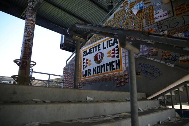 10.05.2025, xrekx, Fussball 3.Liga, SV Waldhof Mannheim - Dynamo Dresden v.l. Gaesteblock, Sticker, Aufkleber nach dem Spiel ZWEITE LIGA WIR KOMMEN (DFL DFB REGULATIONS PROHIBIT ANY USE OF PHOTOGRAPHS as IMAGE SEQUENCES and or QUASI-VIDEO) Mannheim