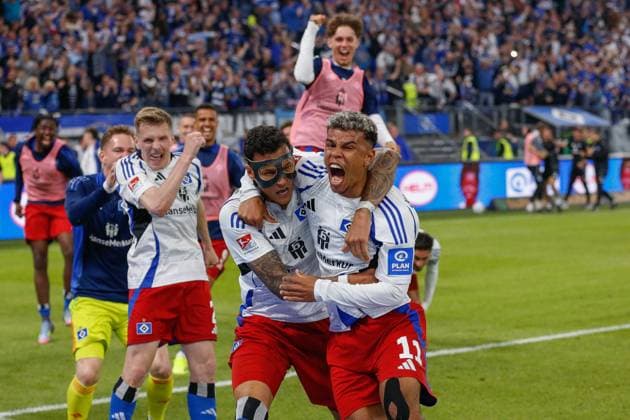 2 : 1 durch Ransford-Yeboah Königsdörffer der jubelt mit Davie Selke ( HSV ) Deutschland , Hamburg , Volksparkstadion , Fussball , 2 . Bundesliga , Hamburger SV - SSV Ulm