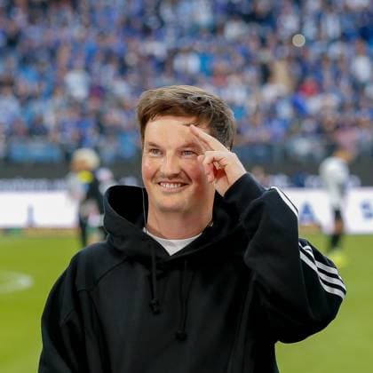 Trainer Merlin Polzin ( HSV ) salutiert Deutschland , Hamburg , Volksparkstadion , Fussball , 2 . Bundesliga , Hamburger SV - SSV Ulm