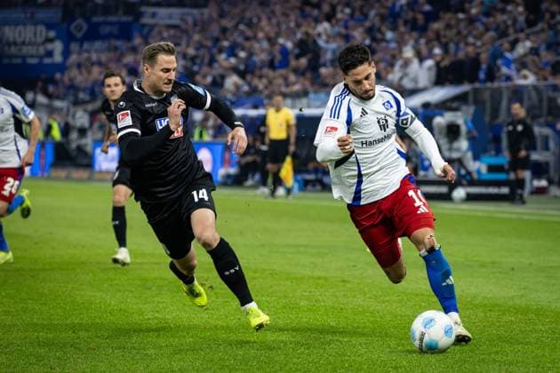 2. Fußball-Bundesliga: Hamburger SV vs. SSV Ulm 1846; 10.05.25 Ludovit Reis (Hamburger SV, Nr. 14) gegen Dennis Dressel (SSV Ulm 1846, Nr. 14) 2. Fußball-Bundesliga: Hamburger SV vs. SSV Ulm 1846, Volksparkstadion am 10.05.25