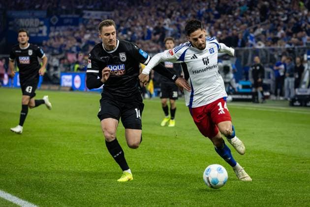 2. Fußball-Bundesliga: Hamburger SV vs. SSV Ulm 1846; 10.05.25 Ludovit Reis (Hamburger SV, Nr. 14) gegen Dennis Dressel (SSV Ulm 1846, Nr. 14) 2. Fußball-Bundesliga: Hamburger SV vs. SSV Ulm 1846, Volksparkstadion am 10.05.25