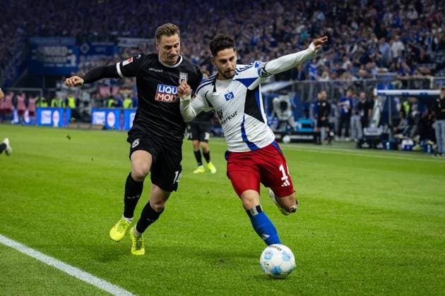 2. Fußball-Bundesliga: Hamburger SV vs. SSV Ulm 1846; 10.05.25 Ludovit Reis (Hamburger SV, Nr. 14) gegen Dennis Dressel (SSV Ulm 1846, Nr. 14) 2. Fußball-Bundesliga: Hamburger SV vs. SSV Ulm 1846, Volksparkstadion am 10.05.25
