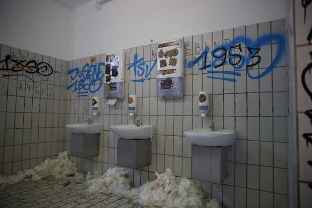 10.05.2025, xrekx, Fussball 3.Liga, SV Waldhof Mannheim - Dynamo Dresden v.l. Gäste Stadion-WCs, Sanitaerbereich, Toilettenbereich, WC-Anlagen, Stadion-Toiletten Gaeste, Aufkleber, demoliert, zerstoert, in Brand gesteckt und ueberflutet (DFL DFB REGULATIONS PROHIBIT ANY USE OF PHOTOGRAPHS as IMAGE SEQUENCES and or QUASI-VIDEO) Mannheim