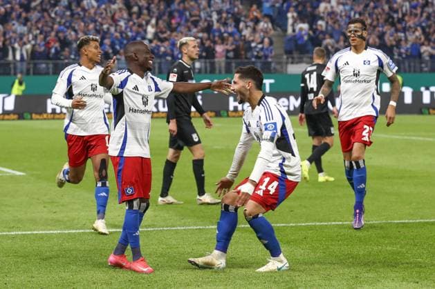 10.05.2025, xtgx, Fussball - 2.Bundesliga, Hamburger SV - SSV Ulm 1846 emspor, v.l. Jubel nach dem 4:1 durch das Eigentor von Philipp Strompf (Ulm, 32) (DFL DFB REGULATIONS PROHIBIT ANY USE OF PHOTOGRAPHS as IMAGE SEQUENCES and or QUASI-VIDEO) Hamburg