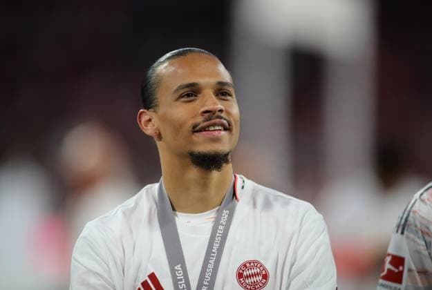 Fussball, Herren, Bundesliga, Saison 2024 2025, FC Bayern München - Borussia Mönchengladbach, Allianz Arena Leroy Sane (FC Bayern München) mit Blick nach oben, Kopf, Portrait DFB, DFL regulations prohibit any use of photographs as image sequences and or quasi-video