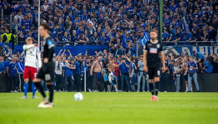 Fussball, Herren, Saison 2024 2025, 2. Bundesliga (33. Spieltag), Hamburger SV - SSV Ulm, der HSV feiert den Aufstieg in die 1. Bundesliga, im Bild: Fans stehen zum Platzsturm bereit, 10.05. 2025,