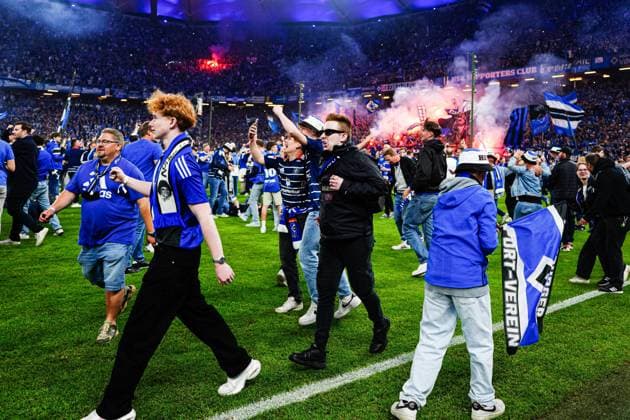 Fans feiern mit Platzsturm Aufstieg des Hamburger SV GER, Hamburger SV vs. SSV Ulm, Fussball, 2. Bundesliga, Spieltag 33, Saison 2024 2025, 10.05.2025 DFL REGULATIONS PROHIBIT ANY USE OF PHOTOGRAPHS AS IMAGE SEQUENCES AND OR QUASI-VIDEO GER, Hamburger SV vs. SSV Ulm, Fussball, 2. Bundesliga, Spieltag 33, Saison 2024 2025, 10.05.2025 Hamburg
