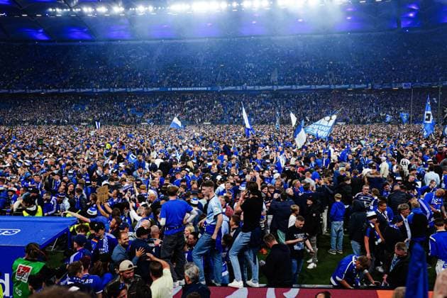 Sport Themen der Woche KW19 Fans feiern mit Platzsturm Aufstieg des Hamburger SV GER, Hamburger SV vs. SSV Ulm, Fussball, 2. Bundesliga, Spieltag 33, Saison 2024 2025, 10.05.2025 DFL REGULATIONS PROHIBIT ANY USE OF PHOTOGRAPHS AS IMAGE SEQUENCES AND OR QUASI-VIDEO GER, Hamburger SV vs. SSV Ulm, Fussball, 2. Bundesliga, Spieltag 33, Saison 2024 2025, 10.05.2025 Hamburg *** Fans celebrate Hamburger SVs promotion with a pitch storm GER, Hamburger SV vs SSV Ulm, Football, 2 Bundesliga, Matchday 33, Season 2024 2025, 10 05 2025 DFL REGULATES PROHIBIT ANY USE OF PHOTOGRAPHS AS IMAGE SEQUENCES AND OR QUASI VIDEO GER, Hamburger SV vs SSV Ulm, Football, 2 Bundesliga, Matchday 33, Season 2024 2025, 10 05 2025 Hamburg Copyright: xEibner-Pressefoto MarcelxvonxFehrnx EP_MFN