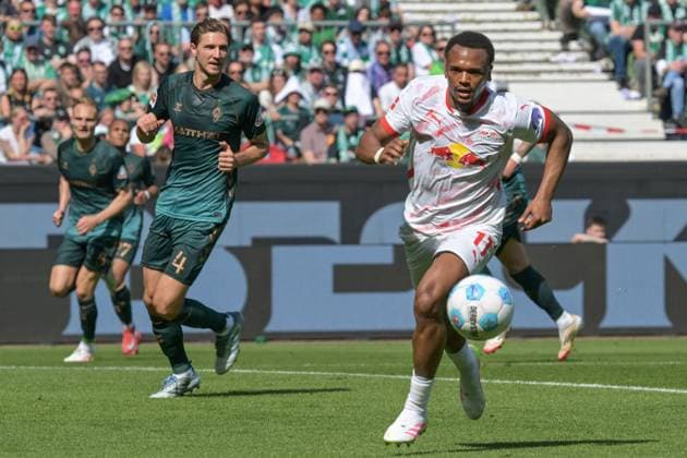 Lois Openda (RB Leipzig 11) im Angriff ,SV Werder Bremen - RB Leipzig, Fussball, Bundesliga, DFL, 10.05.2025 DFB regulations prohibit any use of photographs as image sequences and or quasi-video Bremen Bremen Deutschland