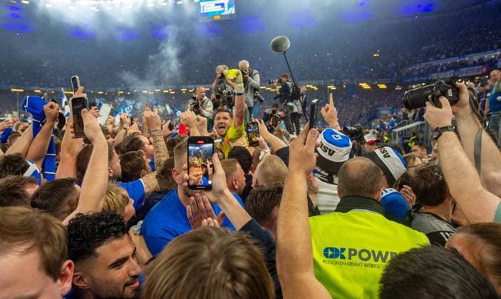 Fussball, Herren, Saison 2024 2025, 2. Bundesliga (33. Spieltag), Hamburger SV - SSV Ulm, der HSV feiert den Aufstieg in die 1. Bundesliga, im Bild: Platzsturm der Fans, in der Mitte Torwart Daniel Heuer Fernandes, 10.05. 2025,