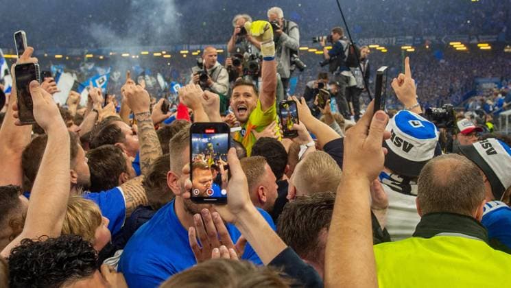 Fussball, Herren, Saison 2024 2025, 2. Bundesliga (33. Spieltag), Hamburger SV - SSV Ulm, der HSV feiert den Aufstieg in die 1. Bundesliga, im Bild: Platzsturm der Fans, in der Mitte Torwart Daniel Heuer Fernandes, 10.05. 2025,