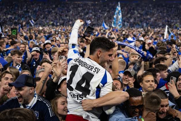2. Fußball-Bundesliga: Hamburger SV vs. SSV Ulm 1846; 10.05.25 Jubel nach Sieg und Aufstieg Hamburger SV. Mit Ludovit Reis (Hamburger SV, Nr. 14) 2. Fußball-Bundesliga: Hamburger SV vs. SSV Ulm 1846, Volksparkstadion am 10.05.25