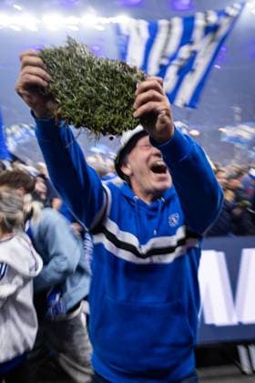 2. Fußball-Bundesliga: Hamburger SV vs. SSV Ulm 1846; 10.05.25 Jubel nach Sieg und Aufstieg Hamburger SV. Mit einem Teil des Rasens 2. Fußball-Bundesliga: Hamburger SV vs. SSV Ulm 1846, Volksparkstadion am 10.05.25