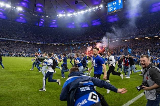 2. Fußball-Bundesliga: Hamburger SV vs. SSV Ulm 1846; 10.05.25 Abpfiff, der Platz wird gestürmt 2. Fußball-Bundesliga: Hamburger SV vs. SSV Ulm 1846, Volksparkstadion am 10.05.25