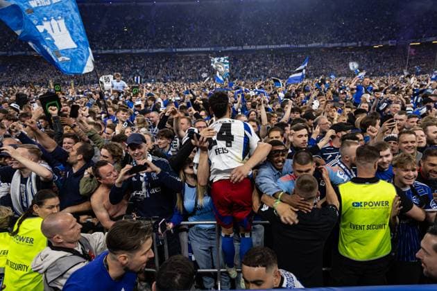 2. Fußball-Bundesliga: Hamburger SV vs. SSV Ulm 1846; 10.05.25 Jubel nach Sieg und Aufstieg Hamburger SV. Mit Ludovit Reis (Hamburger SV, Nr. 14) 2. Fußball-Bundesliga: Hamburger SV vs. SSV Ulm 1846, Volksparkstadion am 10.05.25