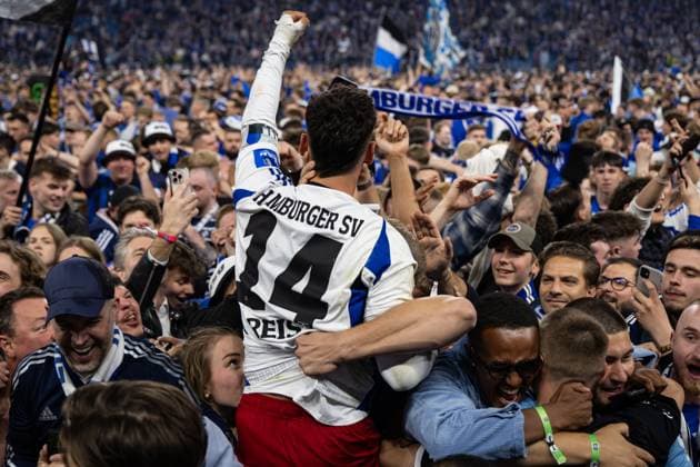2. Fußball-Bundesliga: Hamburger SV vs. SSV Ulm 1846; 10.05.25 Jubel nach Sieg und Aufstieg Hamburger SV. Mit Ludovit Reis (Hamburger SV, Nr. 14) 2. Fußball-Bundesliga: Hamburger SV vs. SSV Ulm 1846, Volksparkstadion am 10.05.25
