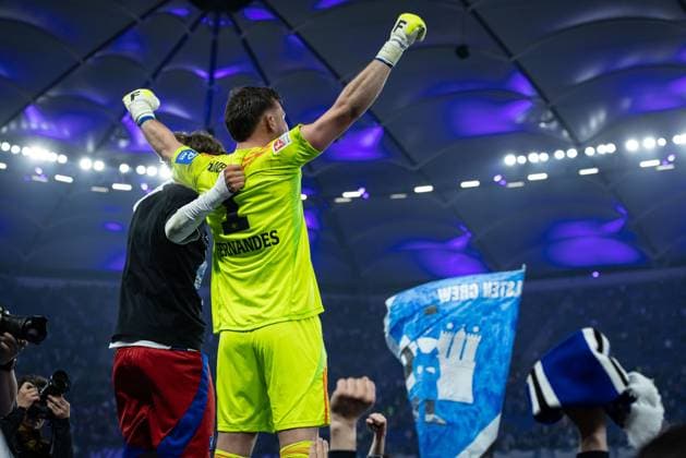 2. Fußball-Bundesliga: Hamburger SV vs. SSV Ulm 1846; 10.05.25 Jubel nach Sieg und Aufstieg Hamburger SV. Mit Daniel Heuer Fernandes (Hamburger SV, Nr.01) 2. Fußball-Bundesliga: Hamburger SV vs. SSV Ulm 1846, Volksparkstadion am 10.05.25