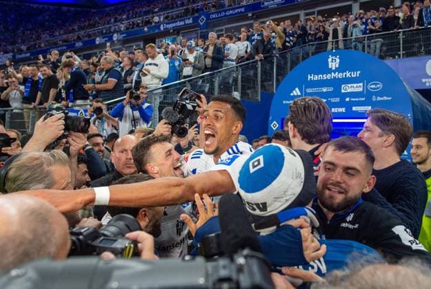 Fussball, Herren, Saison 2024 2025, 2. Bundesliga (33. Spieltag), Hamburger SV - SSV Ulm, der HSV feiert den Aufstieg in die 1. Bundesliga, im Bild: Platzsturm der Fans, in der Mitte Robert Glatzel (HSV), 10.05. 2025,