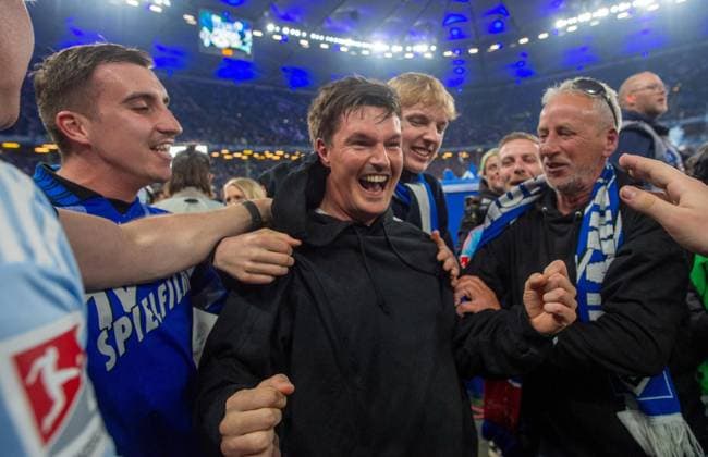 Fussball, Herren, Saison 2024 2025, 2. Bundesliga (33. Spieltag), Hamburger SV - SSV Ulm, der HSV feiert den Aufstieg in die 1. Bundesliga, im Bild: Platzsturm der Fans, in der Mitte Trainer Merlin Polzin (Hamburger SV), 10.05. 2025,