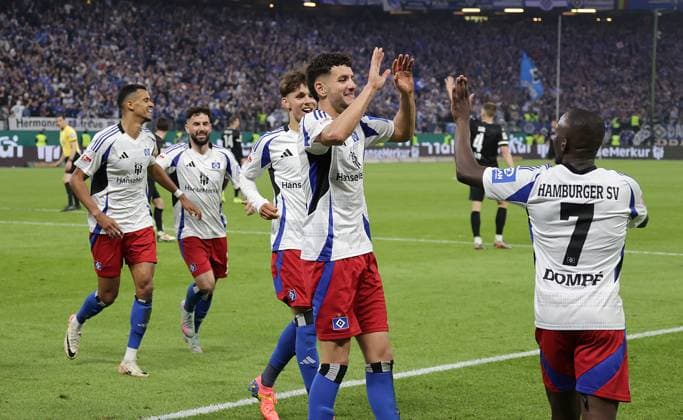 Torjubel 6-1 durch Daniel Elfadli (HSV) Fussball, Herren, Saison 2024 2025, 2.BL, Volksparkstadion, Hamburger SV, 33.Spieltag, HSV-SSV Ulm, 6-1 HSV Aufsteiger in die 1.Liga und Ulm Absteiger in die 3.Liga DFL REGULATIONS PROHIBIT ANY USE OF PHOTOGRAPHS AS IMAGE SEQUENCES AND OR QUASI-VIDEO.