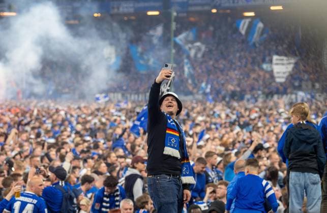 Fussball, Herren, Saison 2024 2025, 2. Bundesliga (33. Spieltag), Hamburger SV - SSV Ulm, der HSV feiert den Aufstieg in die 1. Bundesliga, im Bild: Platzsturm der Fans mit Selfie, 10.05. 2025,
