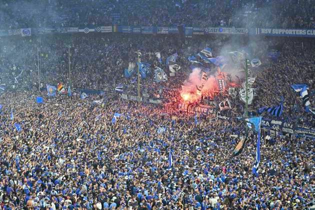 GER; 2. FBL,, Hamburger SV vs SSV Ulm 1846 10.05.2025, Volksparkstadion, Hamburg, GER; 2. FBL, Hamburger SV vs SSV Ulm 1846 im Bild Feature die Zuschauer stuermen den Platz