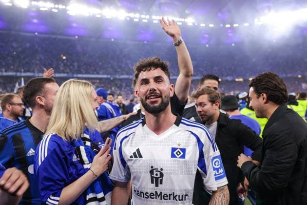 10.05.2025, 2. Bundesliga, 33. Spieltag, Hamburger SV - SSV Ulm 1846, Marco Richter (Hamburger SV) feiert mit den Fans auf dem Platz, Hamburg Volksparkstadion Hamburg Deutschland xRHR-FOTO DEx Copyright: DennisxEwert RHR-FOTOx RHR-FOTO DE