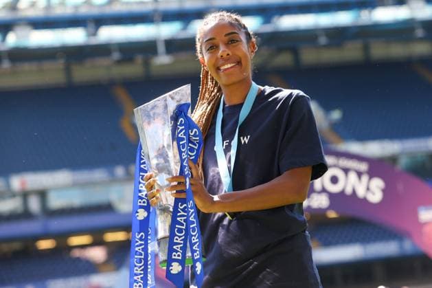 Ashley Lawrence of Chelsea pictured holding the Barclays Women s Super League Trophy Chelsea v Liverpool, Football, Barclays Women s Super League, Stamford Bridge, London, UK - 10 05 25 EDITORIAL USE ONLY No use with unauthorised audio, video, data, fixture lists (outside the EU), club league logos or live services. Online in-match use limited to 45 images (+15 in extra time). No use to emulate moving images. No use in betting, games or Copyright: xAnthonyxHanc Shutterstockx 15292910aj
