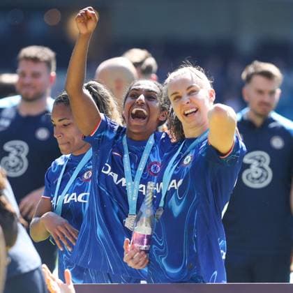 Niamh Charles and Ashley Lawrence of Chelsea celebrate Chelsea v Liverpool, Football, Barclays Women s Super League, Stamford Bridge, London, UK - 10 05 25 EDITORIAL USE ONLY No use with unauthorised audio, video, data, fixture lists (outside the EU), club league logos or live services. Online in-match use limited to 45 images (+15 in extra time). No use to emulate moving images. No use in betting, games or Copyright: xAnthonyxHanc Shutterstockx 15292910bj