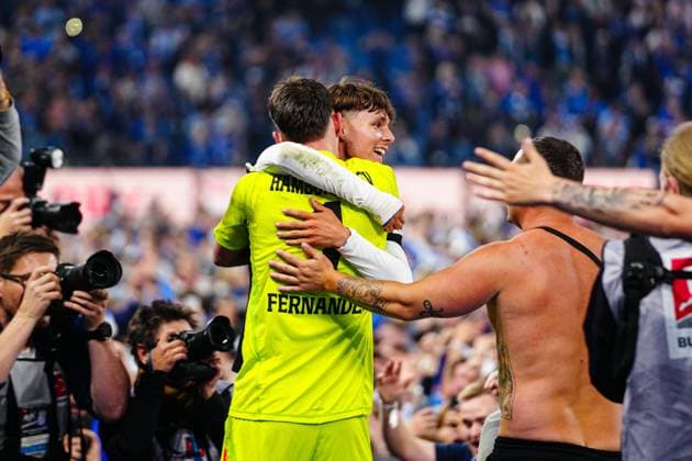 Daniel Heuer Fernandes (Hamburger SV, 01) und Otto Stange (Hamburger SV, 49) feiern Aufstieg mit den Fans GER, Hamburger SV vs. SSV Ulm, Fussball, 2. Bundesliga, Spieltag 33, Saison 2024 2025, 10.05.2025 DFL REGULATIONS PROHIBIT ANY USE OF PHOTOGRAPHS AS IMAGE SEQUENCES AND OR QUASI-VIDEO GER, Hamburger SV vs. SSV Ulm, Fussball, 2. Bundesliga, Spieltag 33, Saison 2024 2025, 10.05.2025 Hamburg