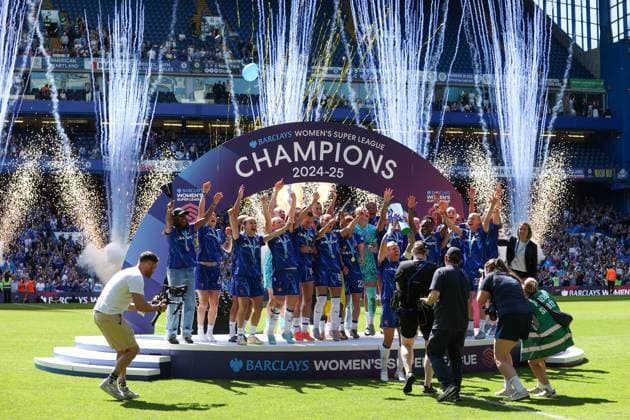 Chelsea lift the Barclays Women s Super League trophy Chelsea v Liverpool, Football, Barclays Women s Super League, Stamford Bridge, London, UK - 10 05 25 EDITORIAL USE ONLY No use with unauthorised audio, video, data, fixture lists (outside the EU), club league logos or live services. Online in-match use limited to 45 images (+15 in extra time). No use to emulate moving images. No use in betting, games or Copyright: xAnthonyxHanc Shutterstockx 15292910dc