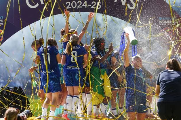 Millie Bright of Chelsea lifts the Barclays Women s Super League trophy Chelsea v Liverpool, Football, Barclays Women s Super League, Stamford Bridge, London, UK - 10 05 25 EDITORIAL USE ONLY No use with unauthorised audio, video, data, fixture lists (outside the EU), club league logos or live services. Online in-match use limited to 45 images (+15 in extra time). No use to emulate moving images. No use in betting, games or Copyright: xAnthonyxHanc Shutterstockx 15292910dl