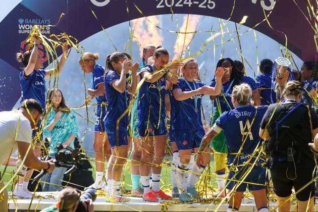 Millie Bright of Chelsea lifts the Barclays Women s Super League trophy with her teammates watching behind her Chelsea v Liverpool, Football, Barclays Women s Super League, Stamford Bridge, London, UK - 10 05 25 EDITORIAL USE ONLY No use with unauthorised audio, video, data, fixture lists (outside the EU), club league logos or live services. Online in-match use limited to 45 images (+15 in extra time). No use to emulate moving images. No use in betting, games or Copyright: xAnthonyxHanc Shutterstockx 15292910dn