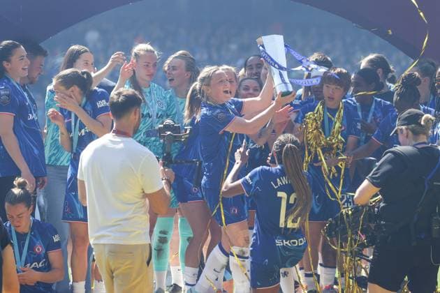 Erin Cuthbert of Chelsea lifts the Barclays Women s Super League trophy Chelsea v Liverpool, Football, Barclays Women s Super League, Stamford Bridge, London, UK - 10 05 25 EDITORIAL USE ONLY No use with unauthorised audio, video, data, fixture lists (outside the EU), club league logos or live services. Online in-match use limited to 45 images (+15 in extra time). No use to emulate moving images. No use in betting, games or Copyright: xAnthonyxHanc Shutterstockx 15292910do