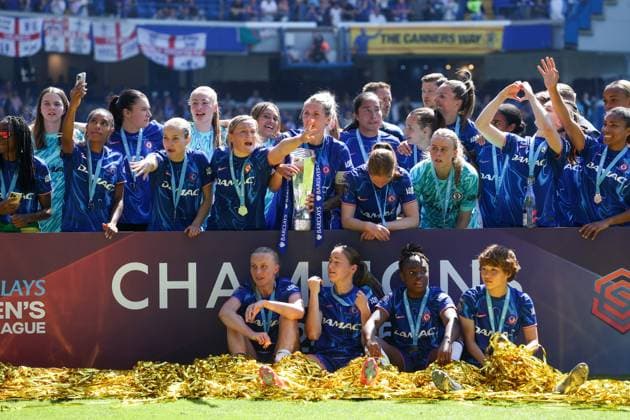 Chelsea players all huddle around the champions sign before the trophy lift Chelsea v Liverpool, Football, Barclays Women s Super League, Stamford Bridge, London, UK - 10 05 25 EDITORIAL USE ONLY No use with unauthorised audio, video, data, fixture lists (outside the EU), club league logos or live services. Online in-match use limited to 45 images (+15 in extra time). No use to emulate moving images. No use in betting, games or Copyright: xAnthonyxHanc Shutterstockx 15292910dz